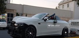 Toy karvanında gəlin maşını işıq dirəyinə çırpıldı