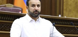 Paşinyanın partiyası keçmiş deputatı sıralarından çıxarır