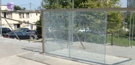 Bakıda parkda şüşə konstruksiyada yaranan çatlar insanlara təhlükədir? - VİDEO