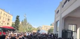 BDU-nun qarşısında tələbə sıxlığı – Universitetdən AÇIQLAMA