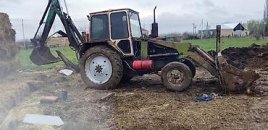 Laçında traktor minaya düşüb