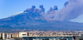 Etna vulkanının külü Kataniya hava limanında uçuşların dayandırılmasına səbəb olub