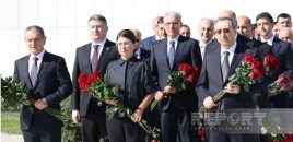 Dövlət və hökumət rəsmiləri Bakıdakı Zəfər parkında - FOTOLAR