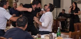 Bərdədə restoranda dava: Administrator müğənninin sevgilisini döydü - TƏFƏRRÜAT