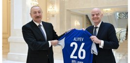 FIFA prezidenti İlham Əliyevə üzərində soyadı yazılmış forma və top hədiyyə etdi