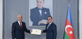 Gürcüstanın yeni səfiri etimadnaməsinin surətini Ceyhun Bayramova təqdim edib