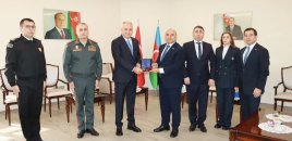 Türkiyəli generala Azərbaycanın hərbi əməkdaşlıq medalı təqdim olunub