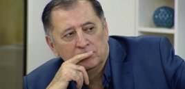 “Başqaları da dəbilqə, nizə və ya əncir yarpağı ilə məktəbə gəlsə, necə görünər?”