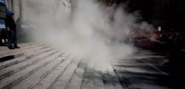 Məktəblilər Təhsil Nazirliyinin binasına fişənglərlə hücum etdi