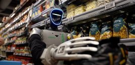 Robotlar supermarketlərdə gecə növbəsinə hazırlaşır