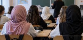 Türkiyə məktəblərində başörtüsü qadağası var