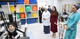 Leyla Əliyeva Arkadağ şəhərində Uşaq Sağlamlığı və Reabilitasiya Mərkəzinin fəaliyyəti ilə tanış olub