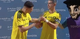 Ronaldo mükafatdan imtina etdi, komanda yoldaşına verdi