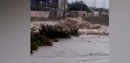 Sumqayıtda kəmər partlayıb, evləri su basıb - Video