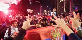 Serbiyada müxalifət qələbəni küçələrdə qeyd edir