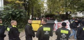 Berlində fəallar daha bir ali məktəbin girişini bağlayıblar