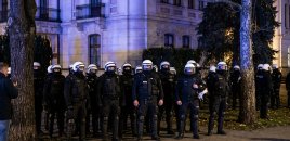 Baş nazir polis alayını məhkəməyə yeritdi, Prezident təcili geri qayıtdı