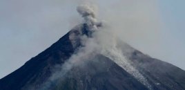 Mayon vulkanı püskürdü