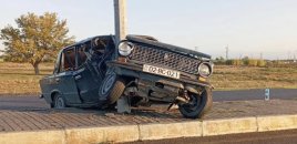 17 yaşlı oğlanın sürdüyü maşın elektrik dirəyinə çırpıldı - Foto