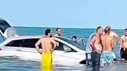 Dənizdə “tryuk” göstərmək istədi - Maşını batdı+Video