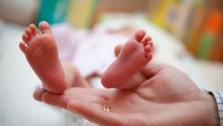 Qolları olmayan körpədən imtina edən ana: Psixoloq səbəbləri açıqladı