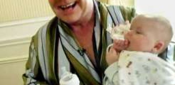 Elton Con oğlunu belə əmizdirir (FOTO)