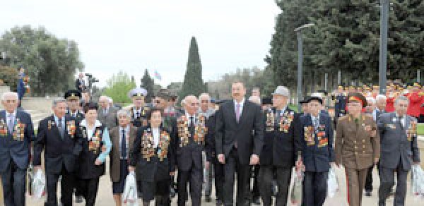 Prezident İlham Əliyev Həzi Aslanovun qəbirüstü abidəsini ziyarət edib