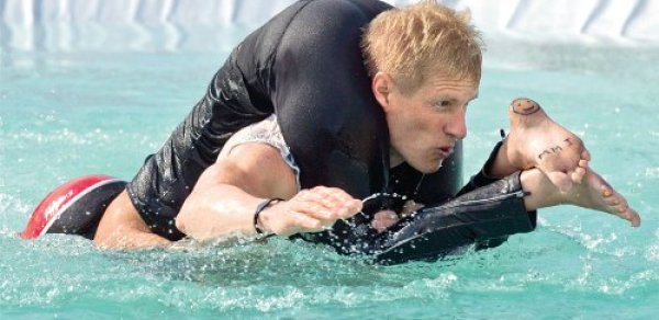 Qadını kürəyində gəzdirən kişi tapıldı – FOTOLAR