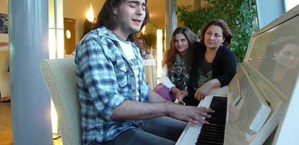 Daha bir foto! Erməni çalır, Aynişanla anası izləyir (FOTO FAKT)
