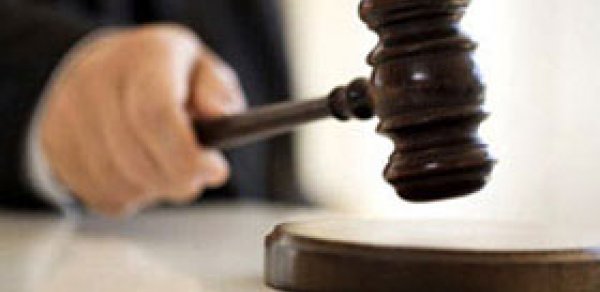 Rüşvət almaqda təqsirləndirilən baş redaktor məhkəmə qarşısında