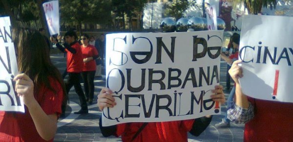 Qırmızı köynəklilər "İnsan alverinə yox" dedi (FOTOLAR)
