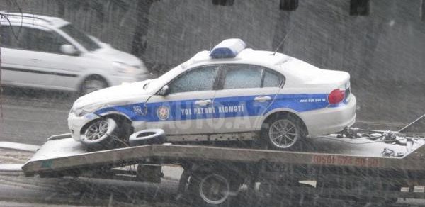 Qar Bakı polisinə "düşmədi" (GÜNÜN FOTOSU)