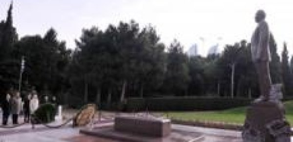 Latviyalı nazir Heydər Əliyevin məzarını ziyarət etdi