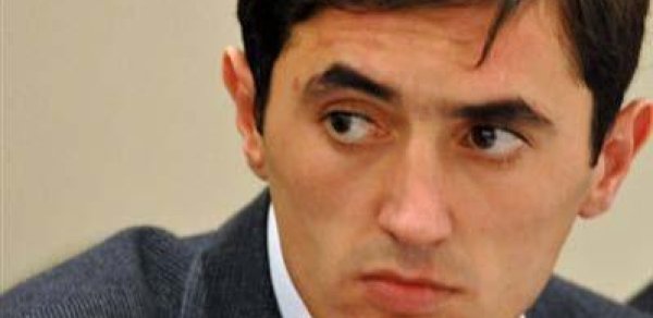 Keçmiş tələbə rektoru məhkəməyə verir