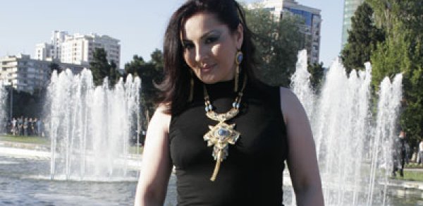 Aybəniz Haşımova: "Yalandır, gənc müğənnilər bu pulu müğənniliklə, oxumaqla qazanmırlar" (MÜSAHİBƏ)