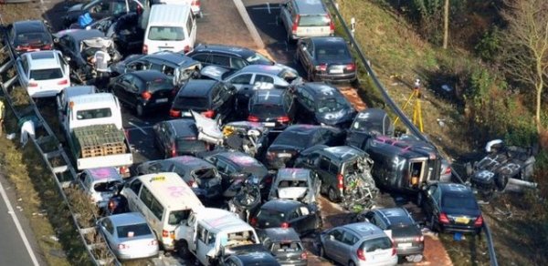 Görünməmiş qəza: 52 avtomobil toqquşdu (FOTOLAR)