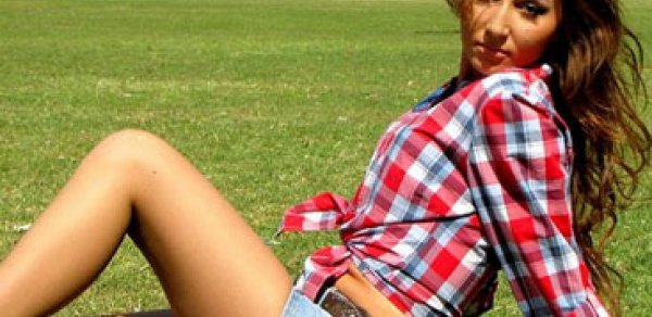 Azərbaycanlı model öpüşmək haqda danışdı (FOTO)