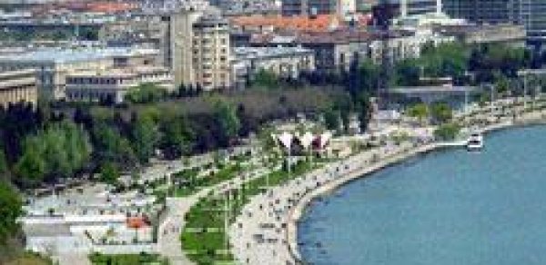 Bakıda 16 yaşlı oğlan özünü saat qülləsindən dənizə atdı