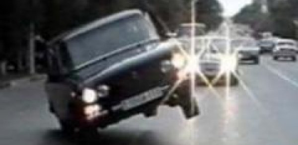 Bakıda yol polisi ölümdən belə qurtuldu (VİDEO)