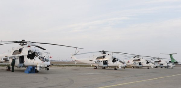 Prezident helikopterlərə baxış keçirdi - Fotolar