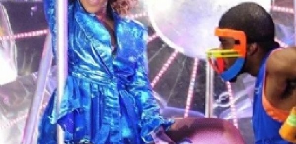 Rihanna yenə coşdu və coşdurdu (FOTOLAR)