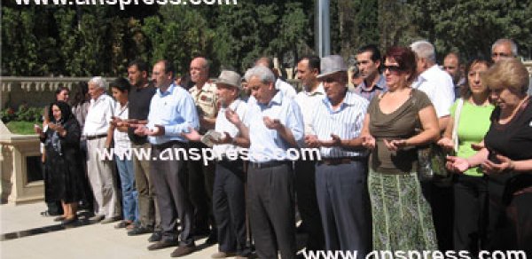 QAT Fransa səfirliyinin binası qarşısında piket keçirdi