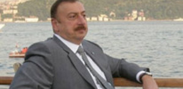 İlham Əliyev və ailə üzvləri Heydər Əliyevin məzarını ziyarət ediblər