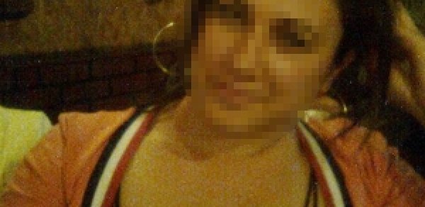 Yeni il şənliyinə getmək üçün atasından icazə ala bilməyən qız onu bıçaqladı - FOTO