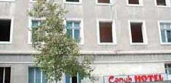 Bakının mərkəzində məşhur otel sökülür