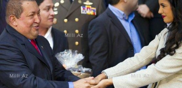 Prezident dünya gözəlinin əlindən öpdü - FOTOLAR