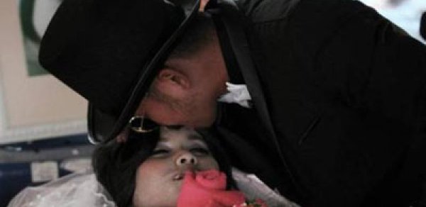 Sevdiyi qadının meyidi ilə evləndi - FOTO
