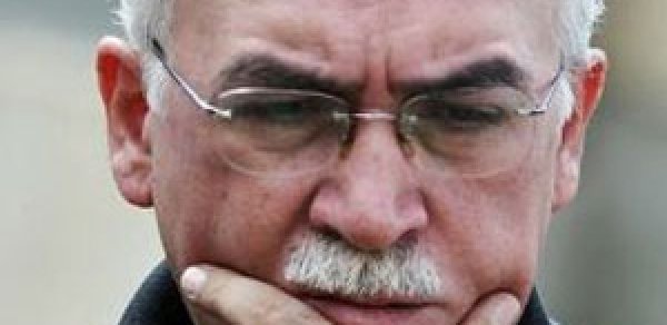 İsa Qəmbərin "stolu" uğrunda qızğın mübarizə gedir