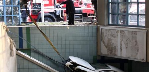 Avtomobiliylə birlikdə metroya girdi - FOTOLAR