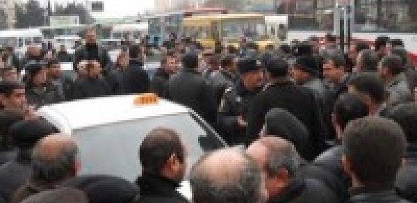 Nəqliyyat Nazirliyinin qarşısında taksi sürücüləri aksiya keçirirlər